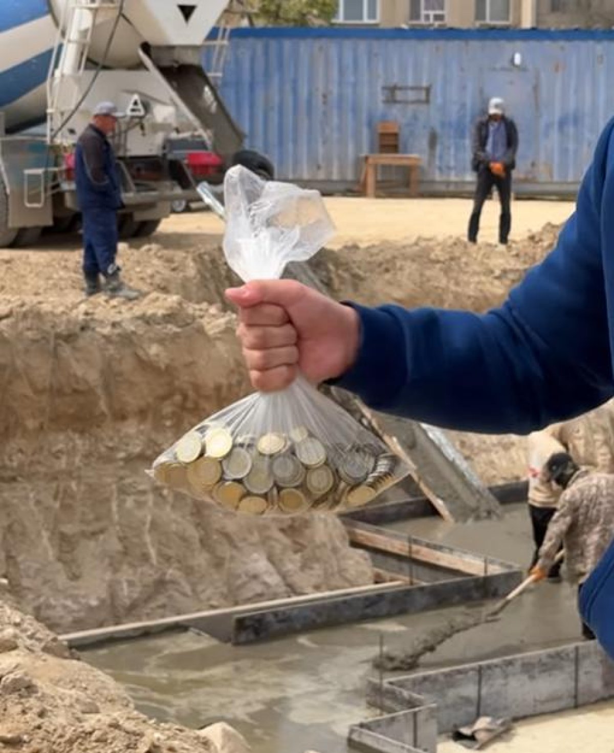 Школьница пожертвовала деньги из копилки ради строительства мечети в Актау