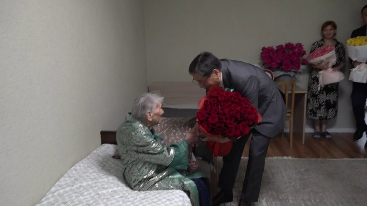 Алматы қаласының әкімі Мемлекет басшысының соғыс ардагерлеріне арнайы құттықтауын жеткізді