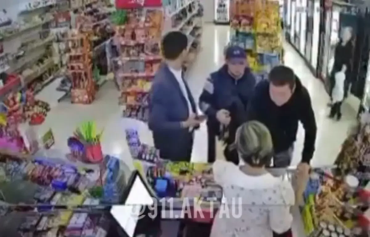 Ақтауда ер адам сатушы әйелдің жағынан ұрып, дүкеннен қашып кетті