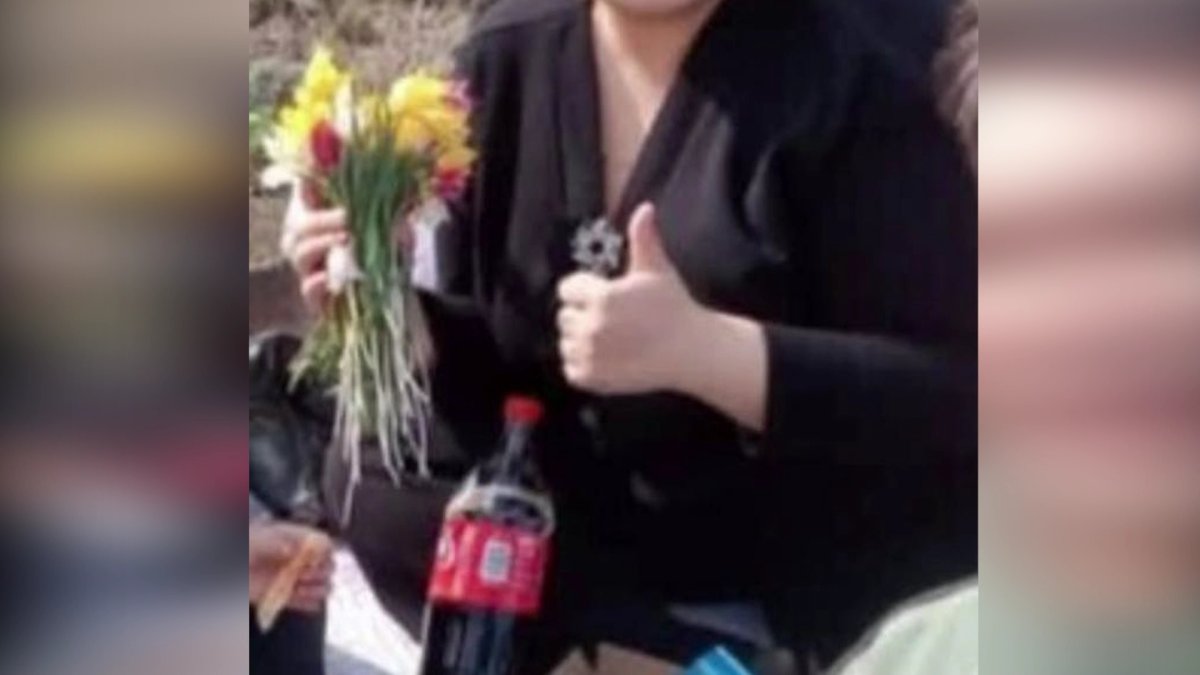 Ақтөбеде ауыл әкімі қызғалдақтармен суретке түскені үшін  жауапкершілікке тартылмақ