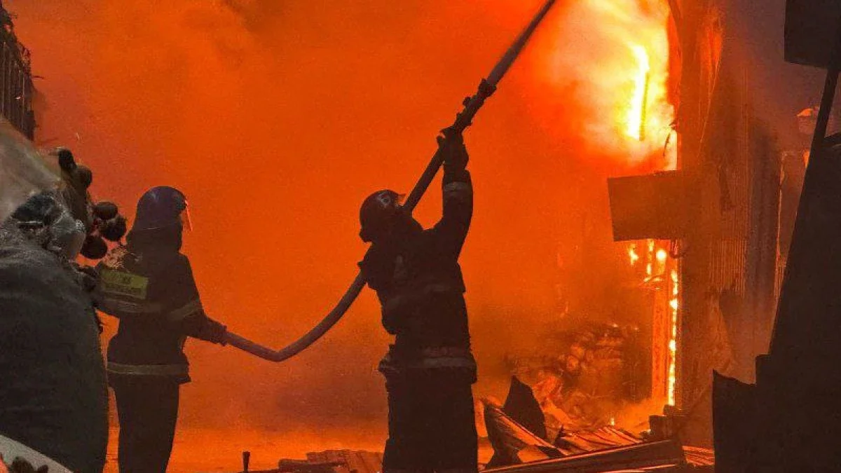 Астанада ірі қоймадағы өрт сөндірілді