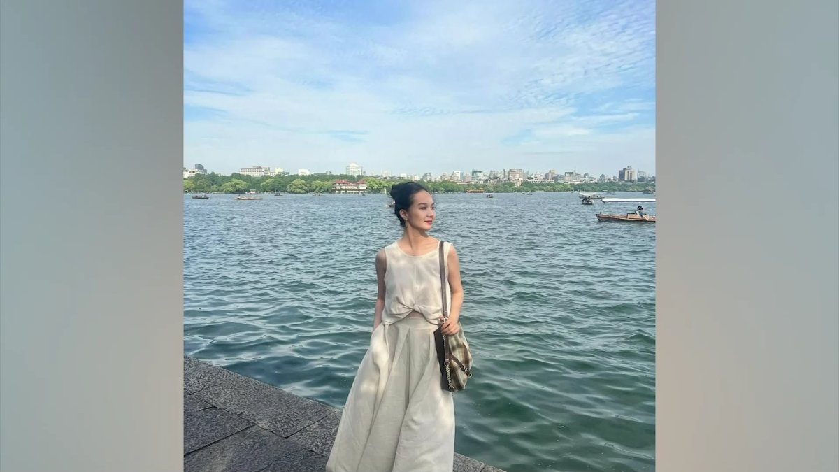 Порно: 5 бұлшық етші тренажер залында сүйкімді брюнетканы трахает