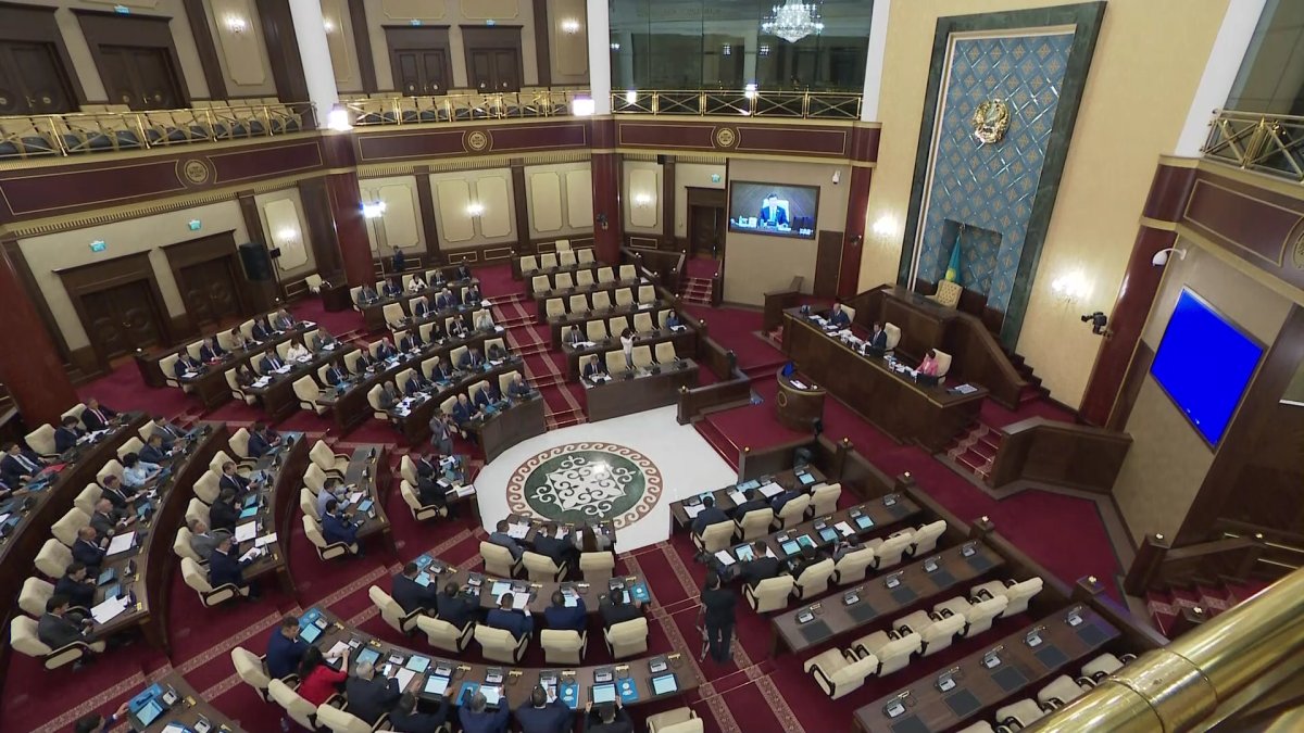 "ИИ станет безопаснее": в Мажилисе приняли закон об Искусственном интеллекте