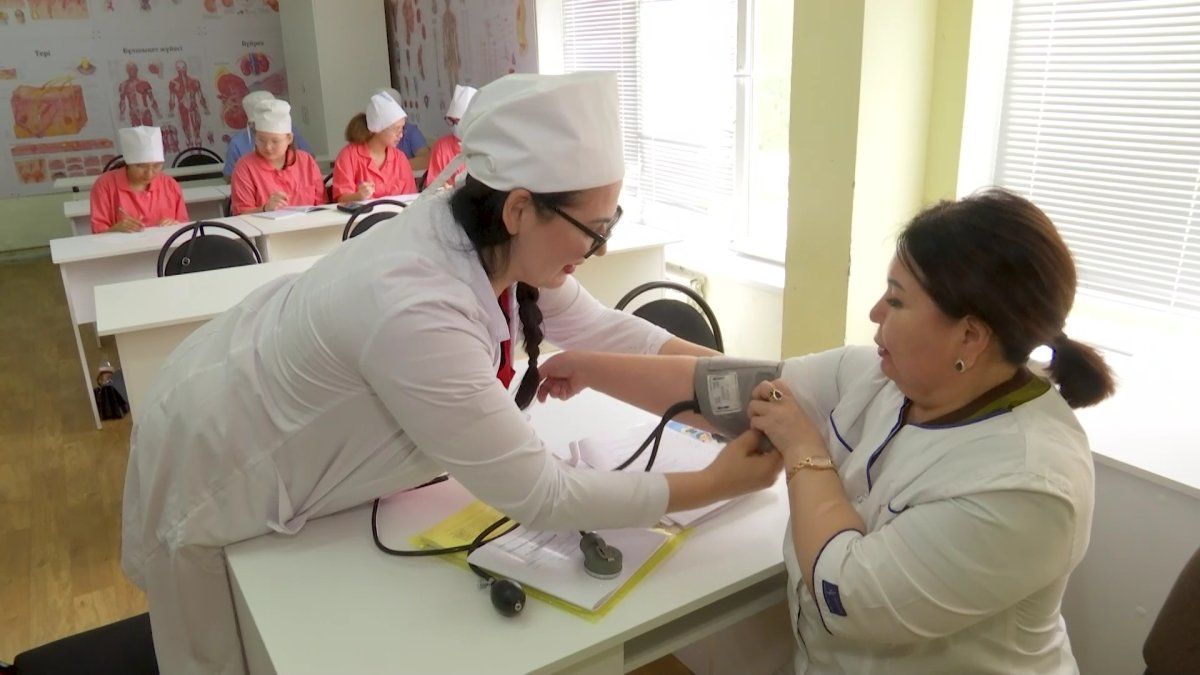 Жительница Актау в 40 лет поступила в медицинский колледж