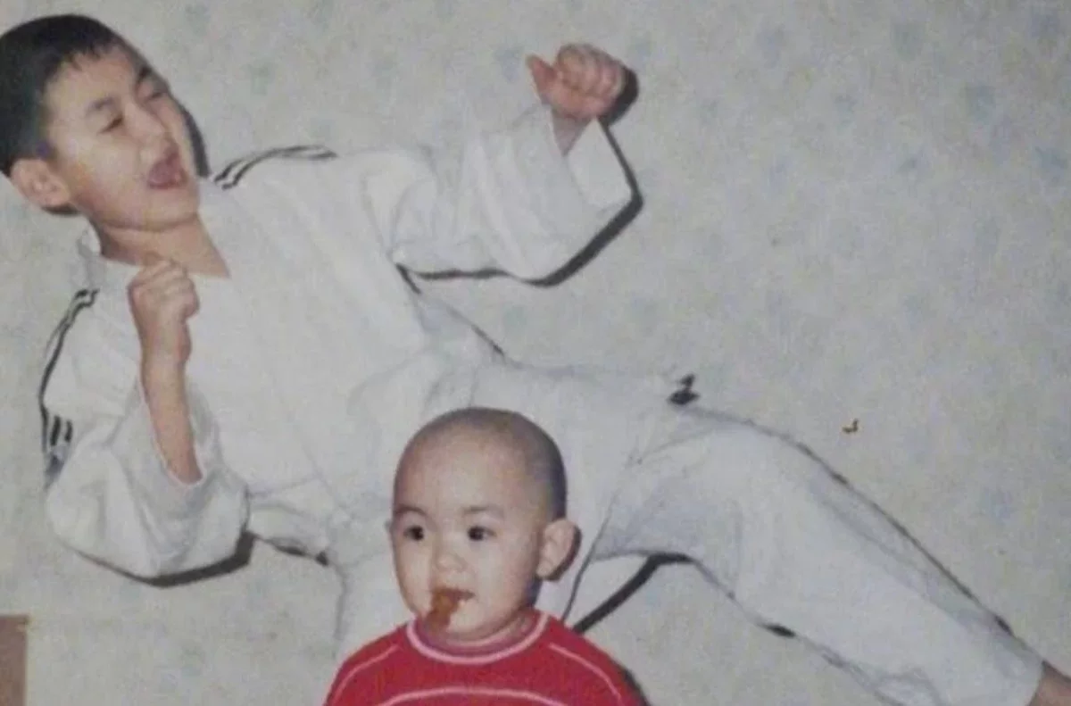 "Көңілімді еріксіз босатты": Төреғали Төреәлінің қарындасы бала күніндегі фотоларын көрсетті