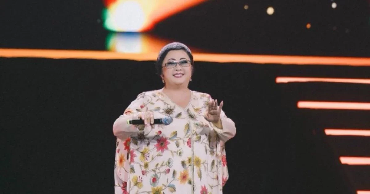 «Сахнада тұрғанда тақты»: Димаш Құдайбергеннің әжесі Мақпал Жүнісоваға сыйлық берді