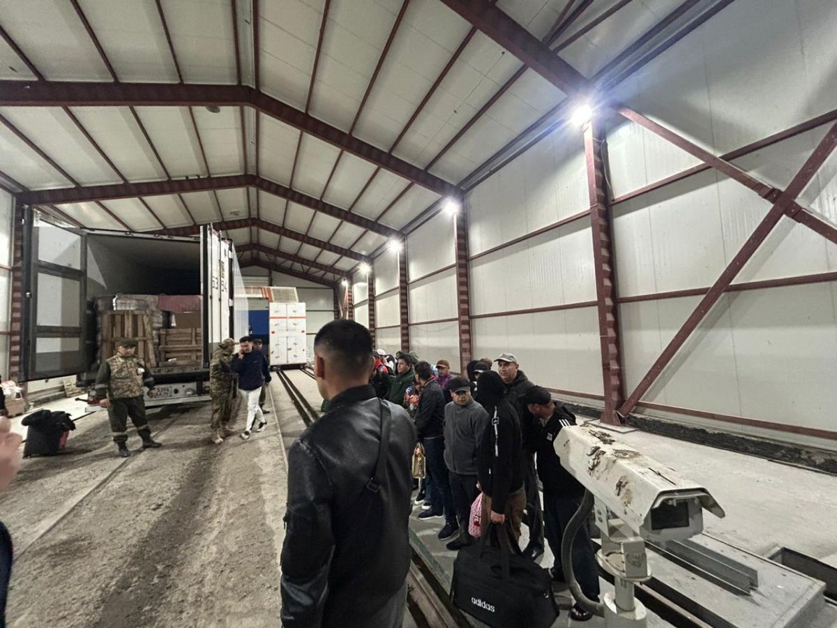 29 нелегалов пытались проехать через границу в Россию в фуре с напитками