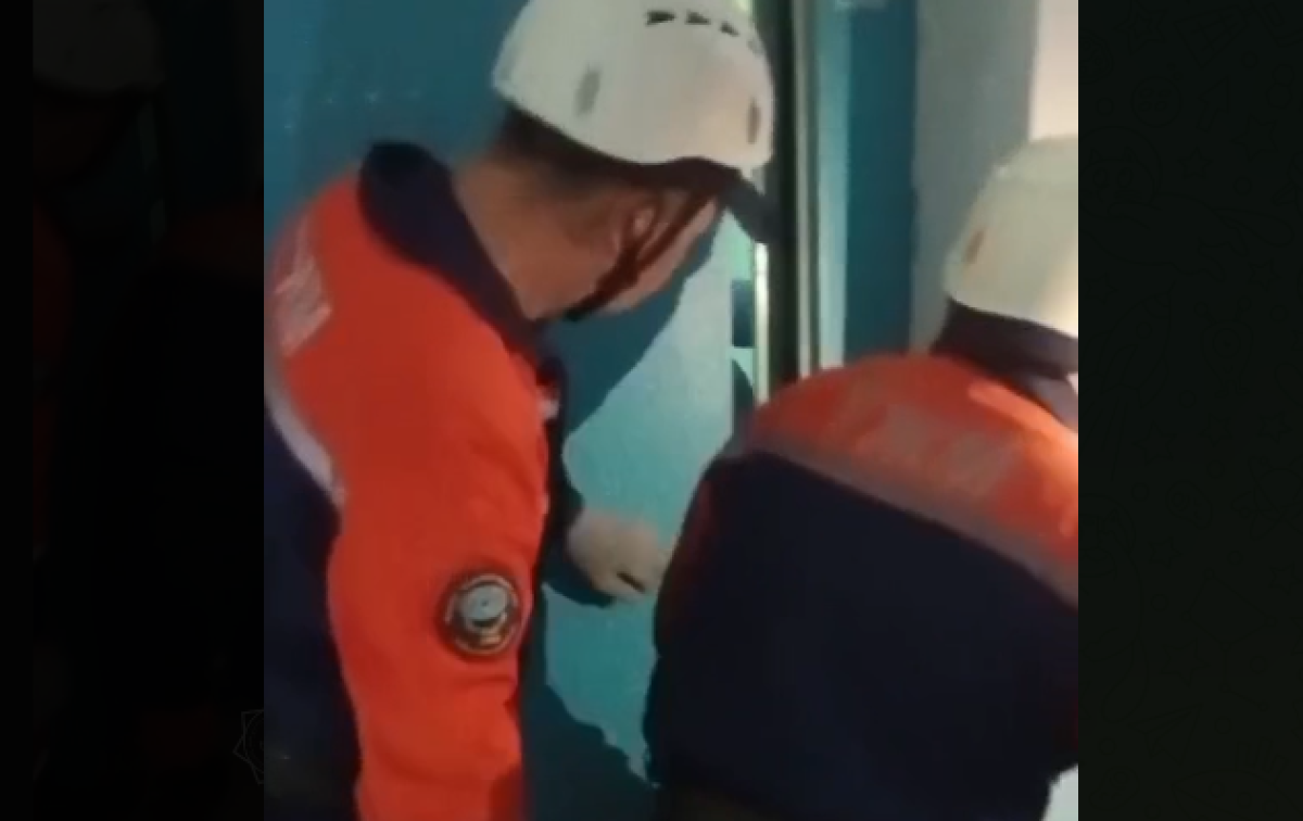 6 человек застряли в лифте в Таразе: им потребовалась помощь спасателей