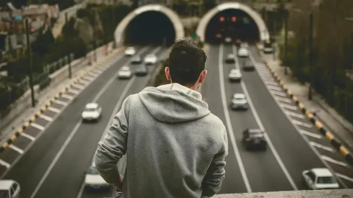 Қостанайлық студент көпірден секірмек болған ер адамды құтқарып қалды