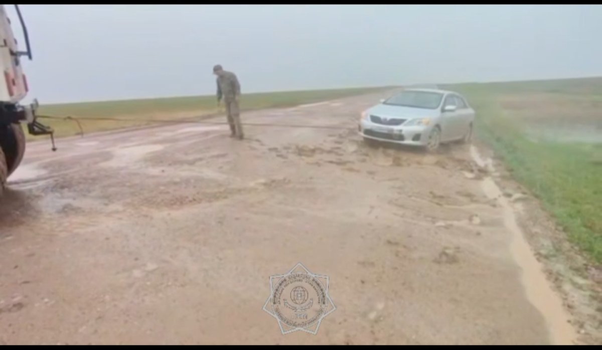 Два автомобиля застряли в грязи на дороге в Костанайской области