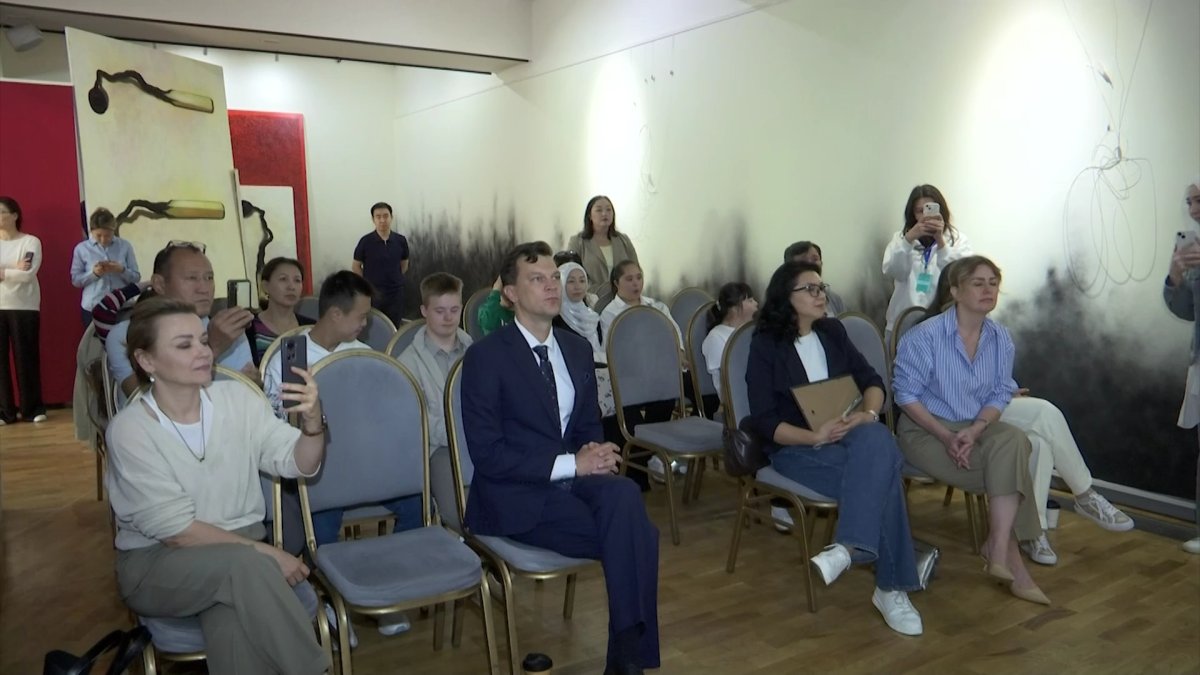 Алматыда Даун синдромы бар балаларға цифрлық қауіпсіздікке арналған карталар табысталды