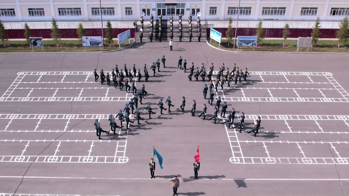 Ұлттық ұлан сарбаздары жеңістің 80 жылдығына орай 80 санын бейнеледі