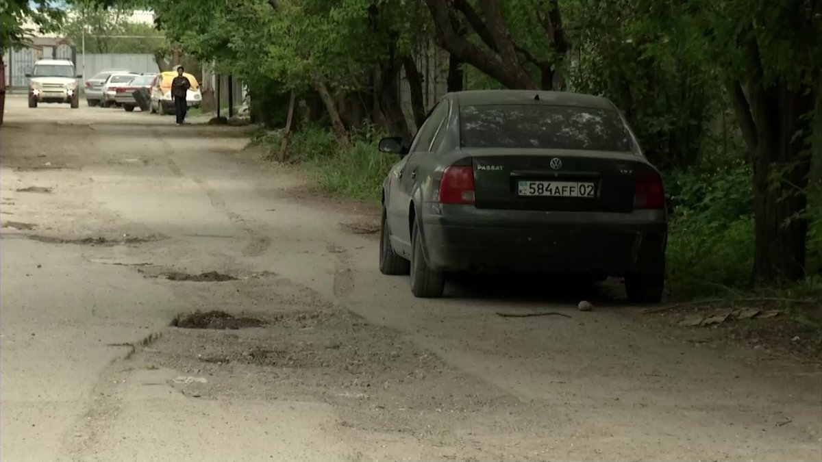«Перекопали и бросили»: на разбитые дороги жалуются жители микрорайона Айгерим-2 в Алматы