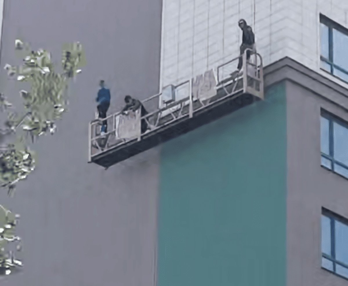 Рабочий угрожает суицидом со строящейся высотки в Костанае