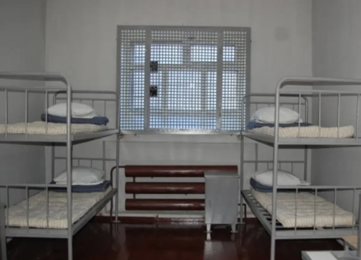 За изнасилование заключенной осудили оперуполномоченного в Сарыагаше