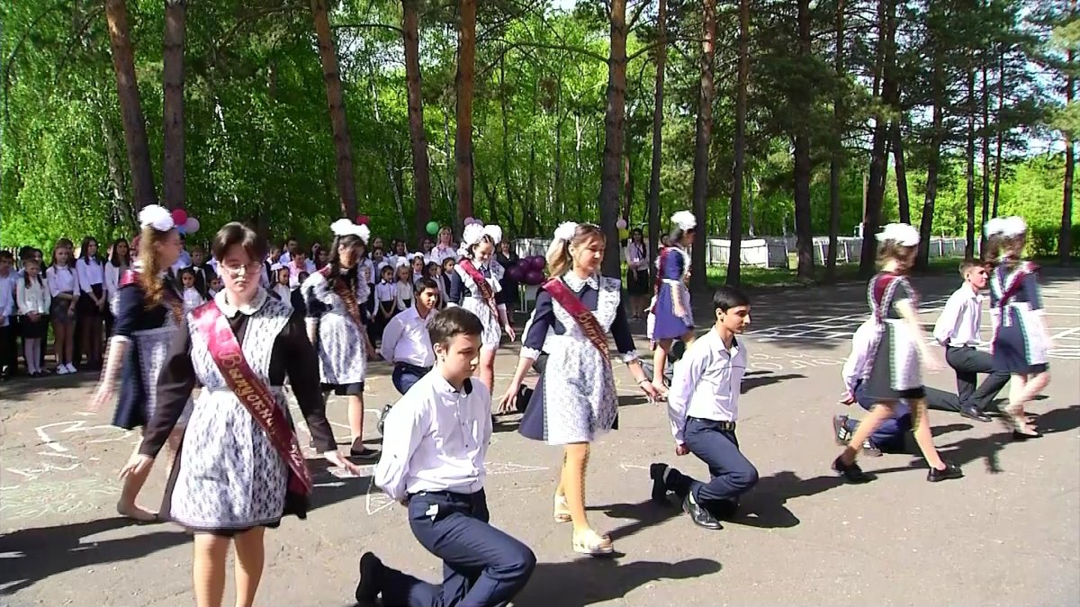 "Мектеп бітіруге бір балаға 400 мың теңге ақша кетеді", - тұрғын