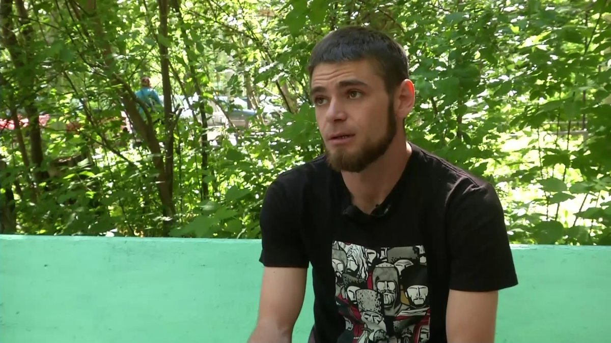 Житель Караганды уверяет, что хирург забыл в его теле иглу во время операции