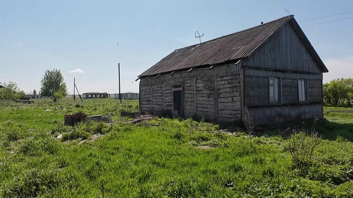 Последние из сельчан: почему семья отказывается покидать брошенное село в Северном Казахстане