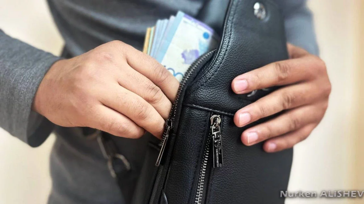 200 мың доллар пара: Жамбыл облысында бас маман делдал болғаны үшін сотталды