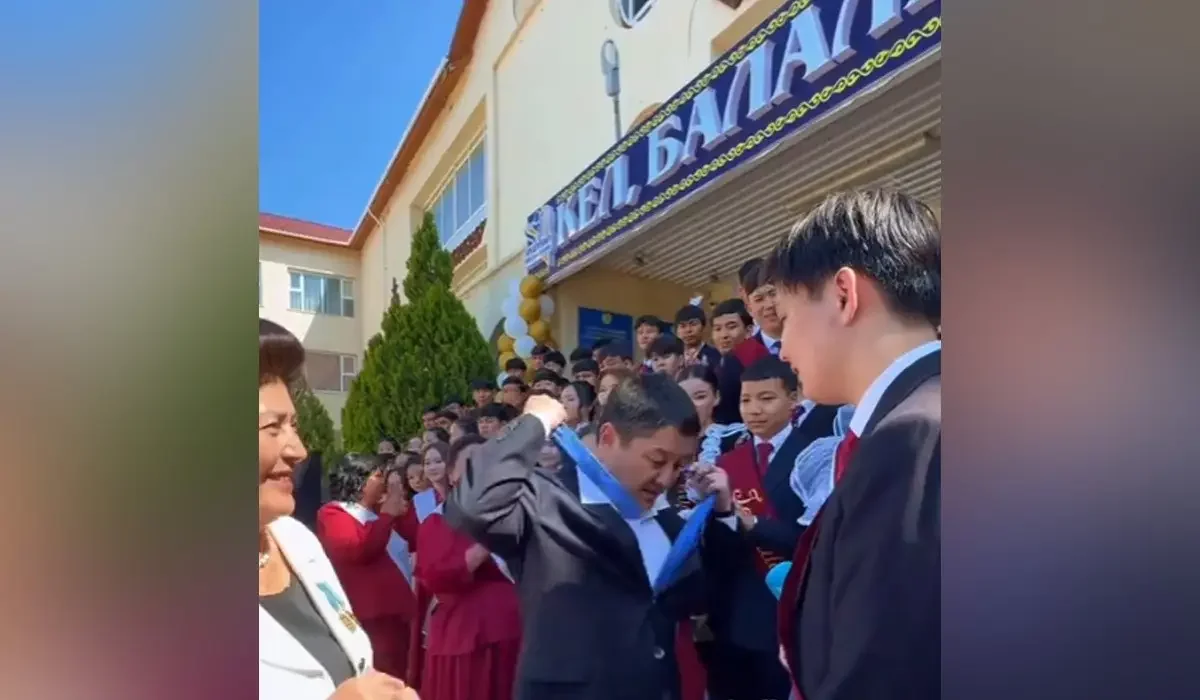 «Ырым болсын»: Маңғыстау облысының әкімі соңғы қоңырауда бір балаға галстугын шешіп берді