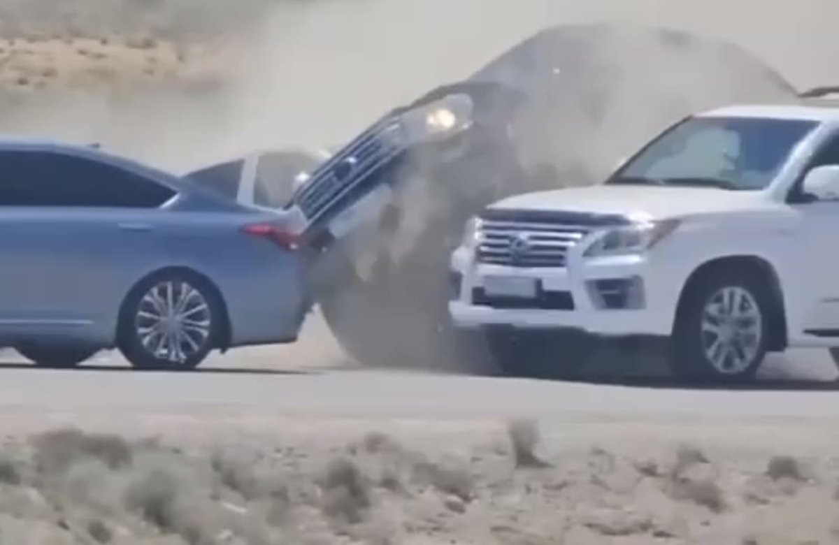 Выпускники на внедорожниках попали в ДТП в Жанаозене