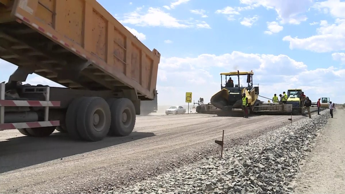 «Дороги не соответствуют нормативам»: сенатор раскритиковал работу министерства транспорта