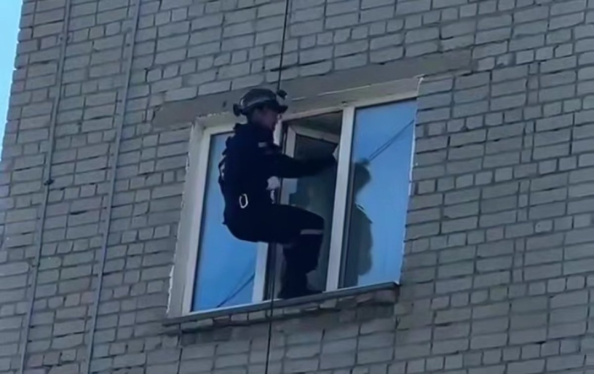 Ребёнка сняли с окна четвёртого этажа в Павлодаре