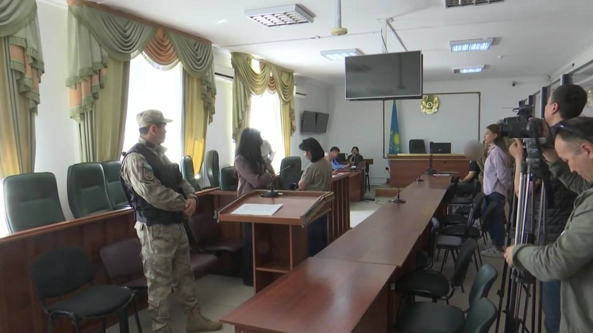 Ақтөбеде ерлі-зайыпты зейнеткерді өлтіріп, қызын кепілде ұстаған күдіктіге қатысты сот басталды