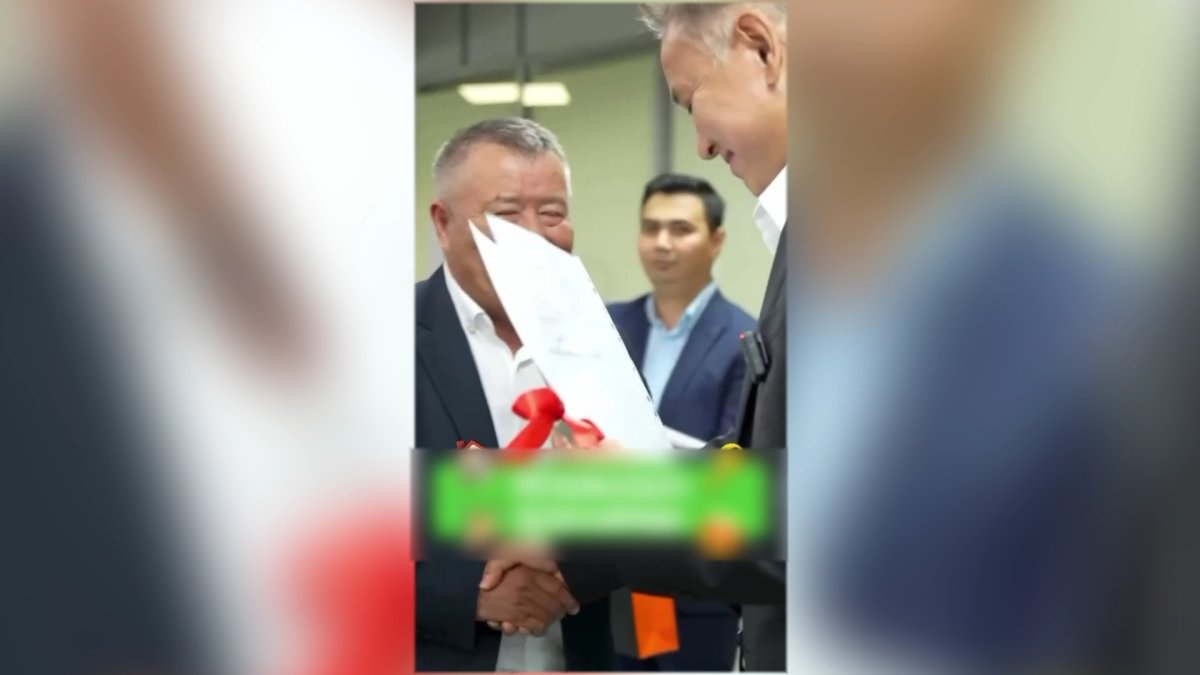 Пәтер сыйға алған қызметкер: "Жылдар бойы пәтерде тұрдық, енді өзіміздің үйіміз бар"