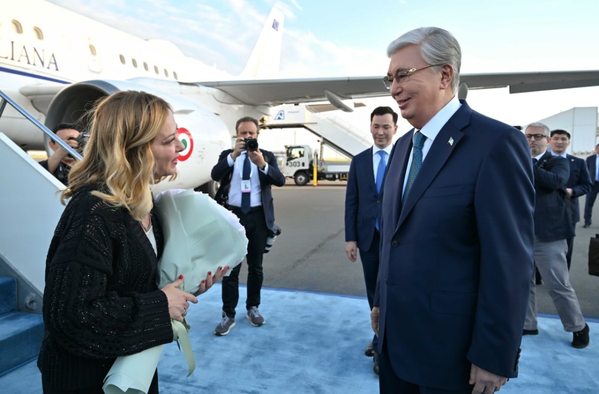 Токаев встретил Мелони в аэропорту Астаны