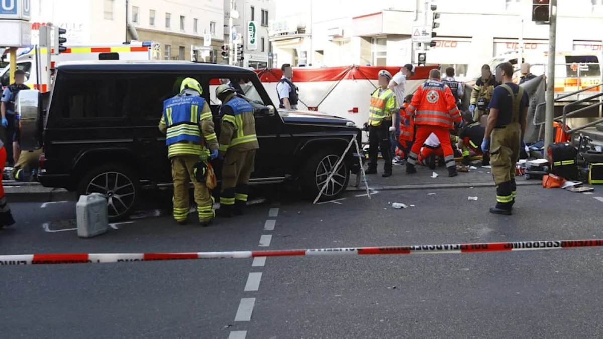 Внедорожник въехал в толпу в Германии: один человек погиб, семеро пострадали