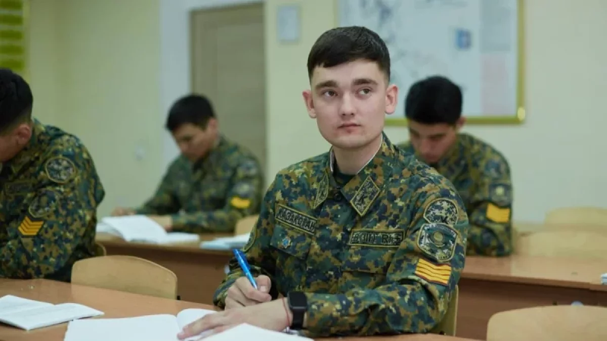 Ұлттық ұлан курсанты оқулық әзірледі
