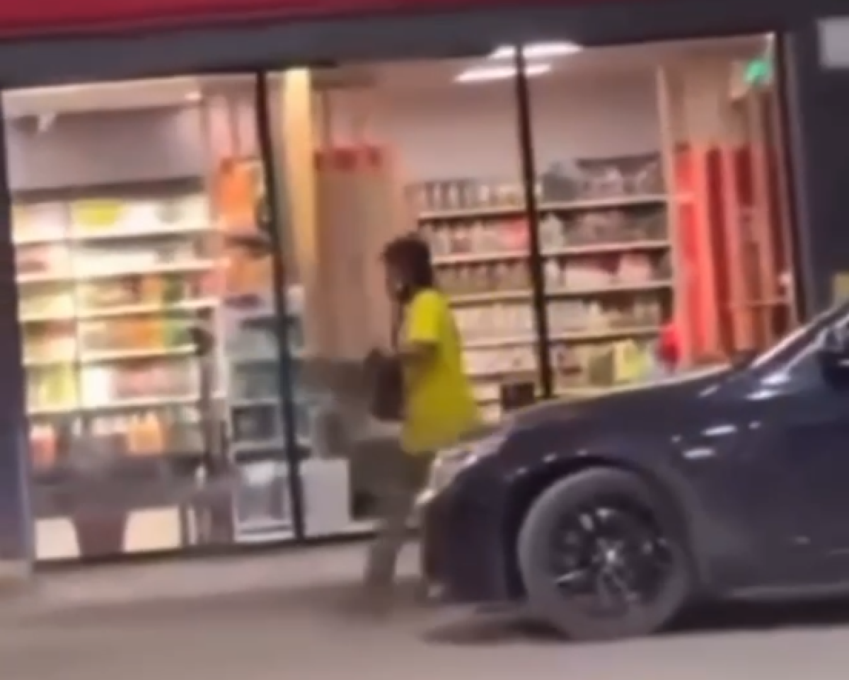 В ЗКО мужчина с бензопилой напугал посетителей автозаправки