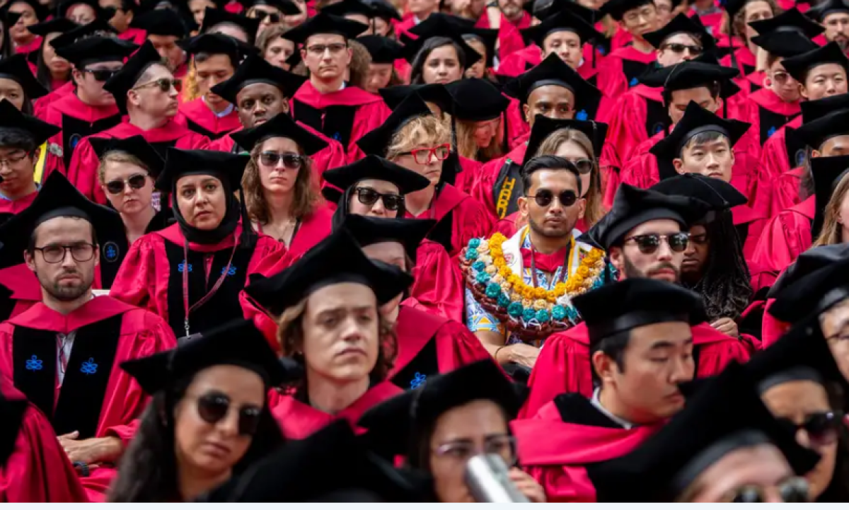 Суд вновь разрешил Гарварду принимать иностранных студентов