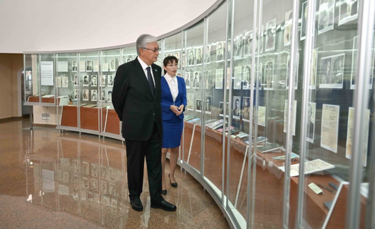 Президент осмотрел музей «АЛЖИР»