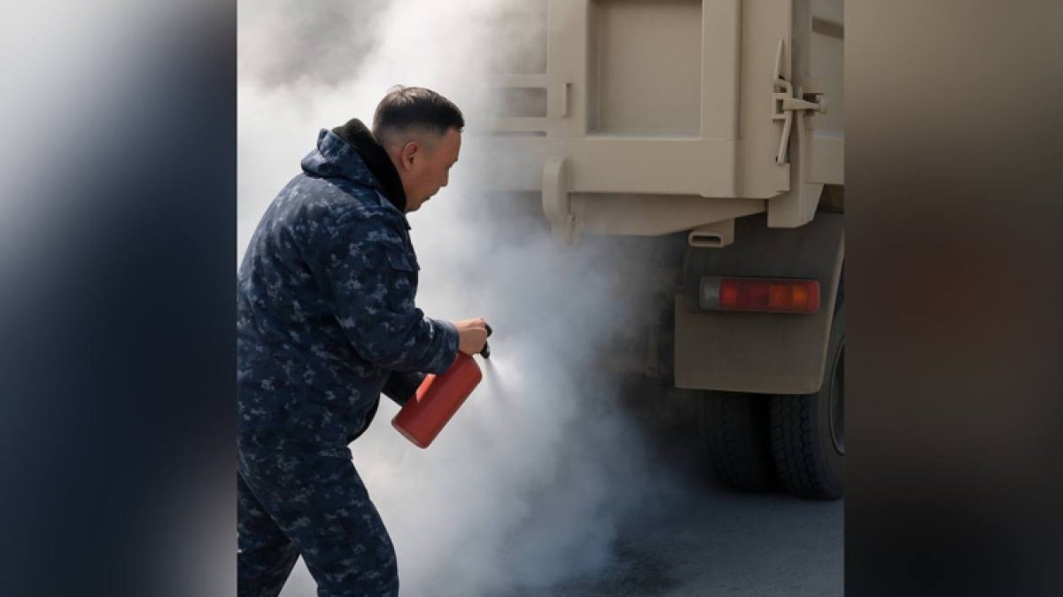 Грузовик воспламенился на трассе в области Абай