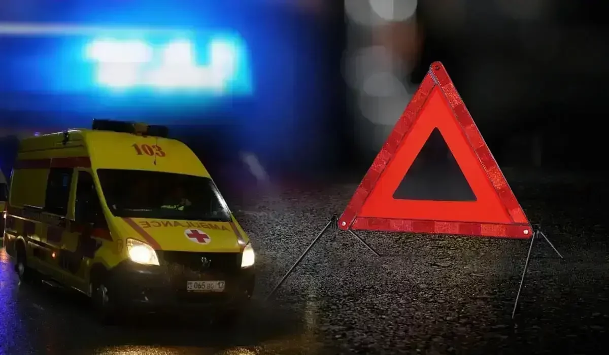 Таразда жеңіл көлік автобус пен жүк пойызының арасына қысылып қалды