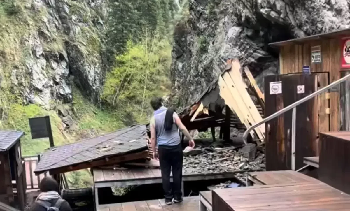 «Құдай сақтап қалды»: Алматыда душтың үстіне тас құлады