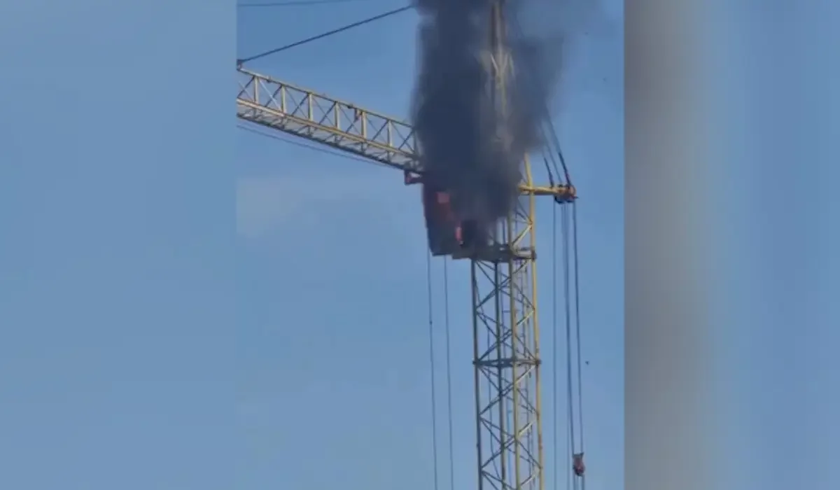 Талдықорғанда үй салатын кран өртеніп кетті