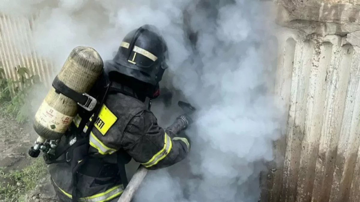 Оралда көпқабатты үйде өрт шығып, 9 адам эвакуацияланды