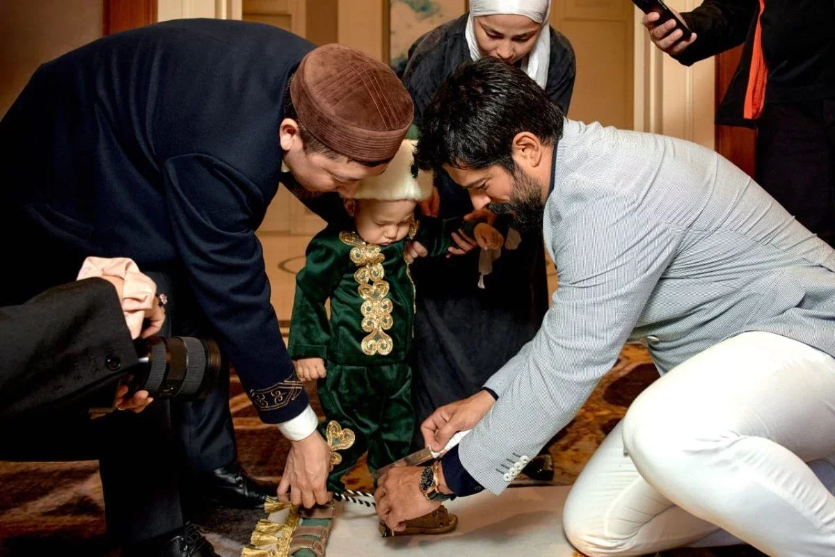 Түрік актері Бурак Өзчивит қазақ баласының тұсауын кесті