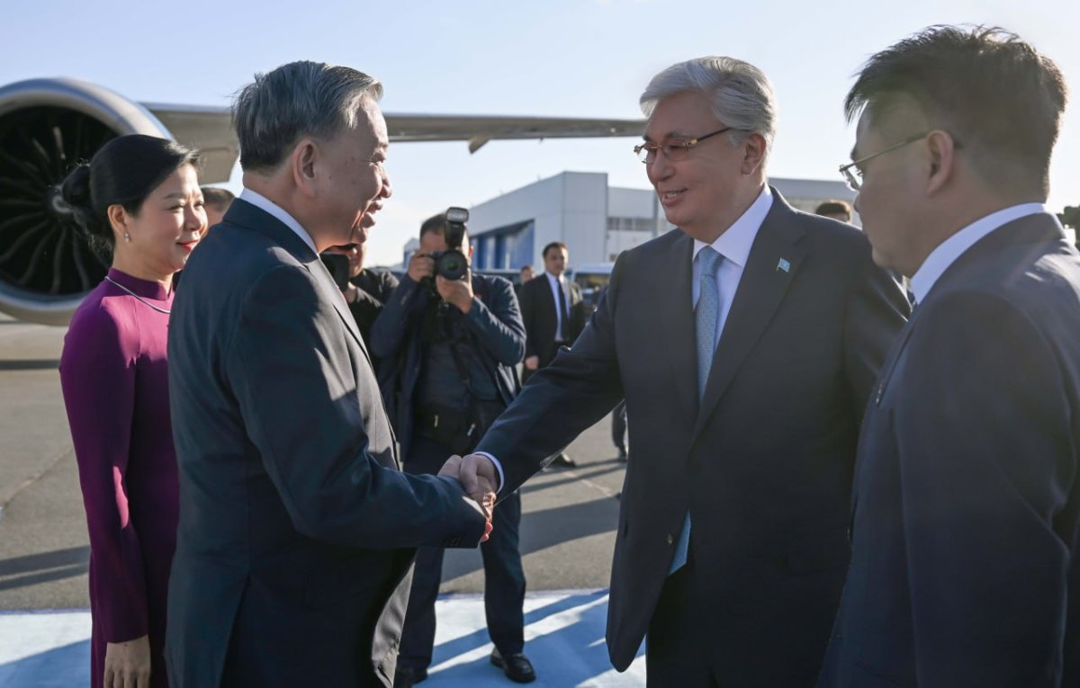 Президент Қасым-Жомарт Тоқаев елорда әуежайында Қазақстанға мемлекеттік сапармен келген Вьетнам Коммунистік партиясы Орталық комитетінің Бас хатшысы То Ламды қарсы алды