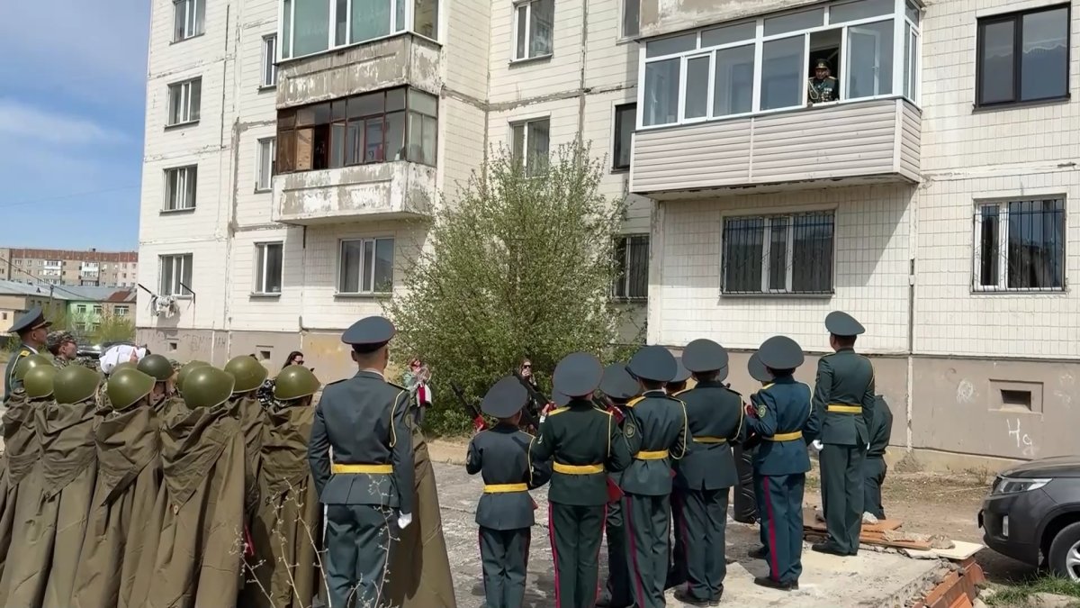 Қарағандылық оқушылар мен әскери қызметкерлер ҰОС ардагерлерін құттықтады
