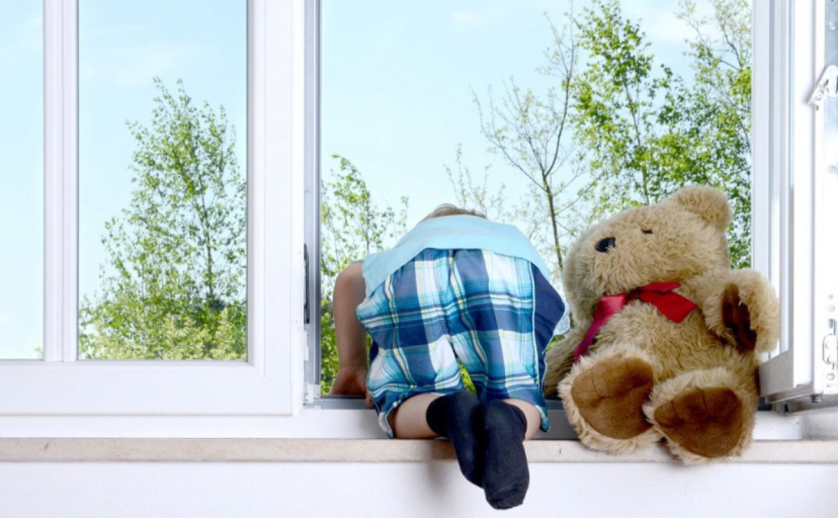 Астанчан переполошили стоящие у открытого окна многоэтажки дети