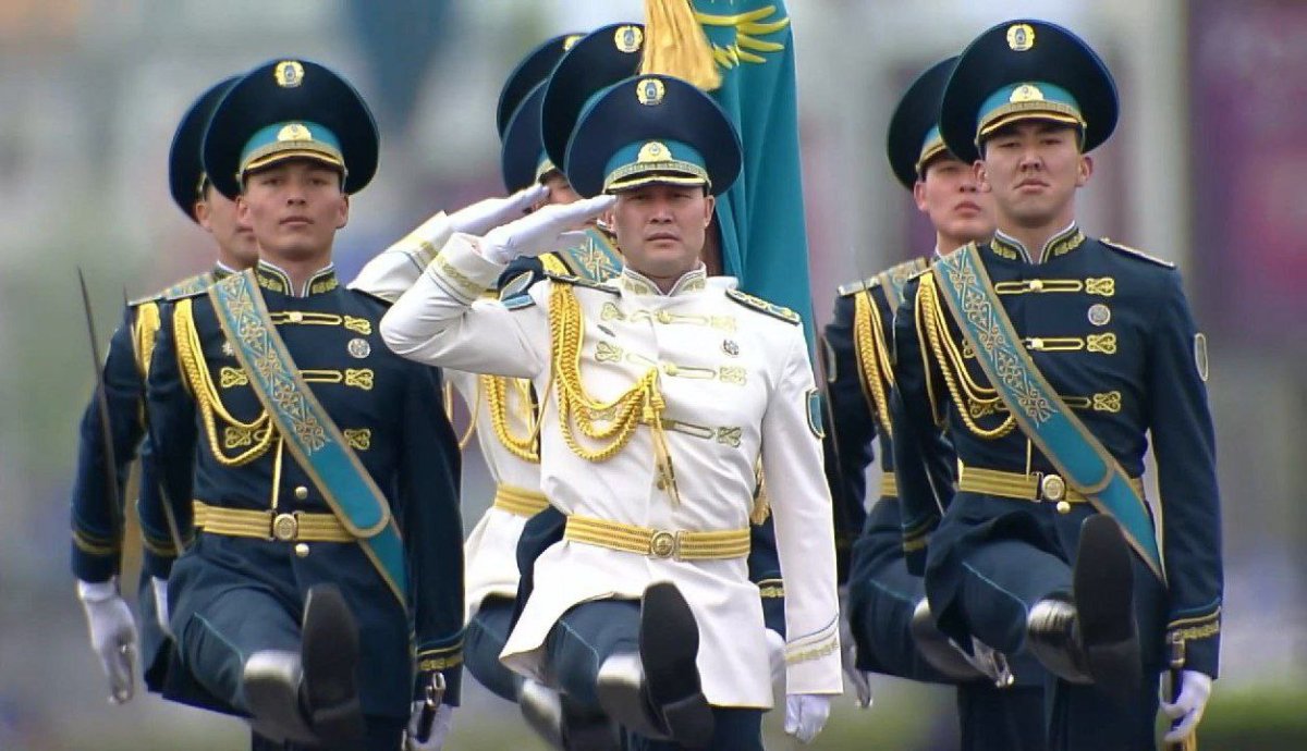 "Бейбіт күнді қырағы күзетіп тұрған сарбаздарға құрмет көрсетеміз", - Президент