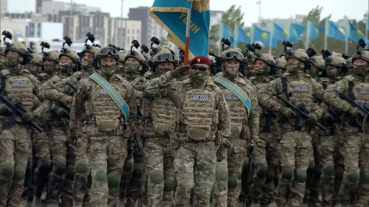 Әәскери парадқа бітімгерлер тобы қатысты