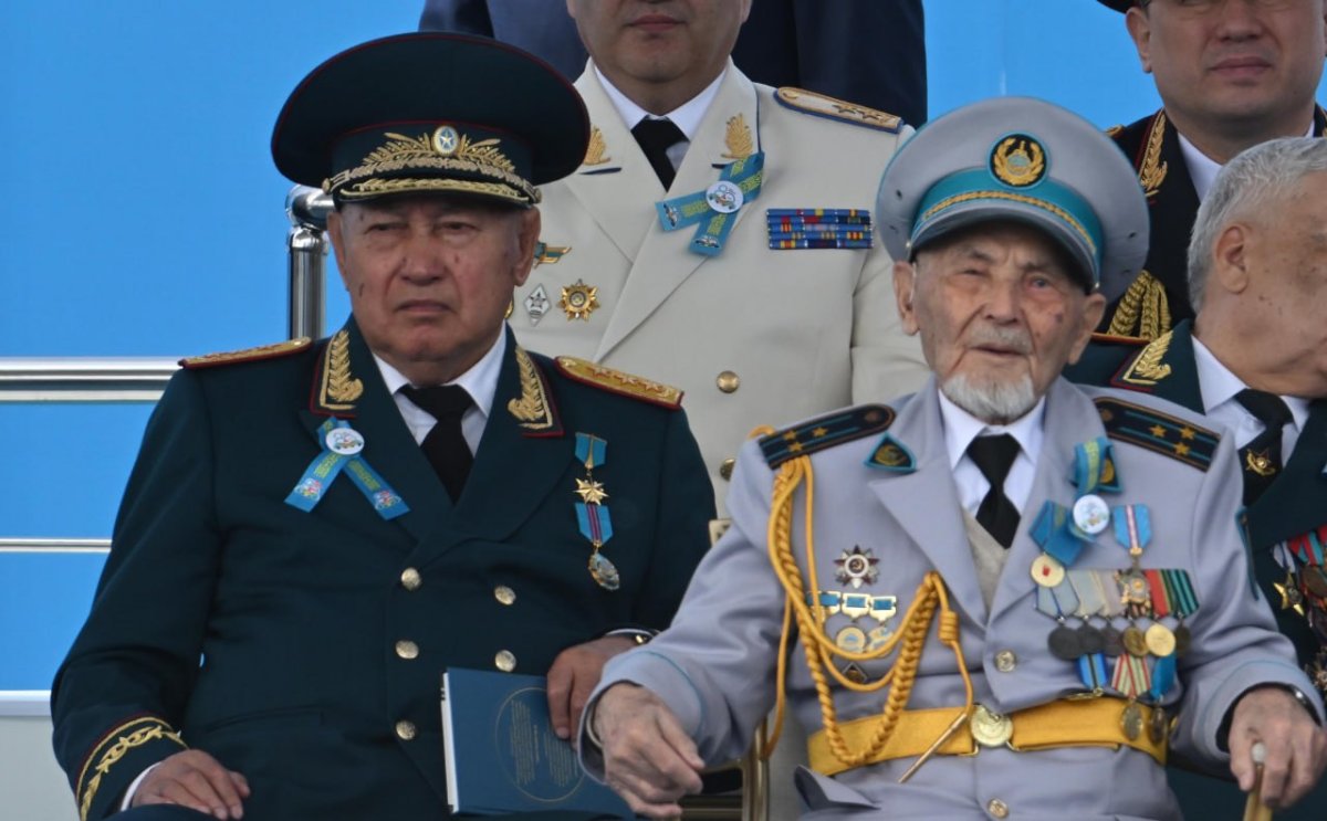 Әскери парадты соғыс ардагерлері тамашалауда