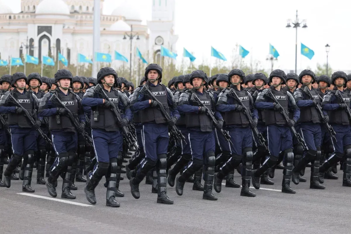 Бір сапта иық тіресіп ҚР ІІМ Ұлттық ұланының 400 әскери қызметшісі Астанада өткен шеруде тағзым етті