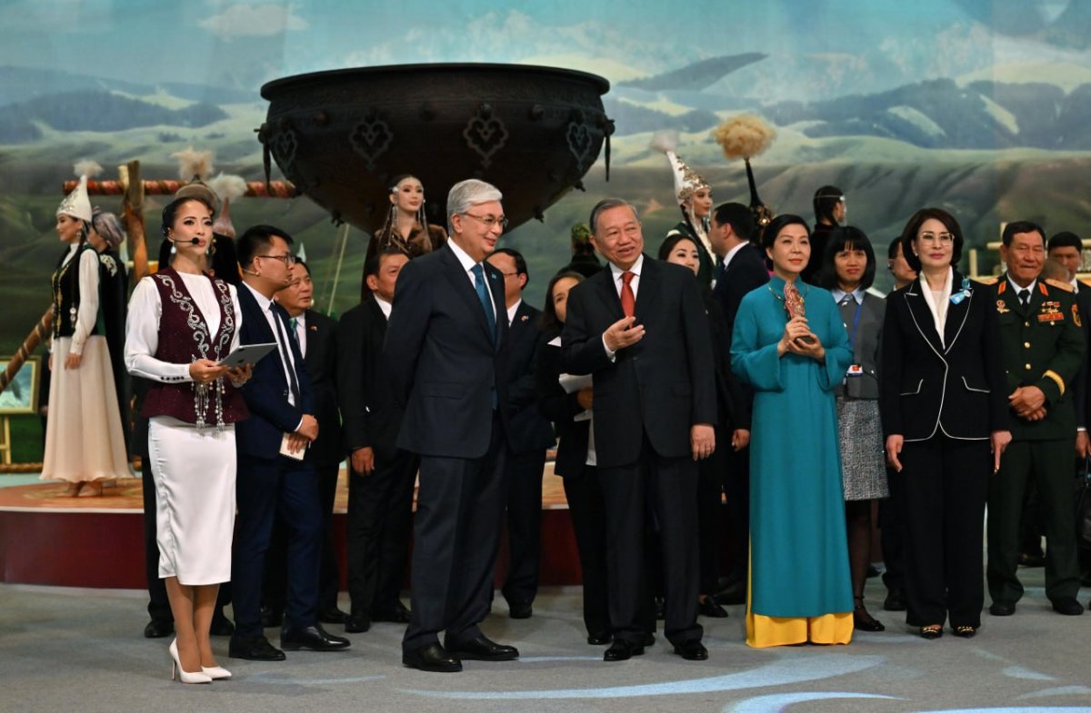 Қасым-Жомарт Тоқаев пен То Лам «Этноауыл» көрмесін аралады