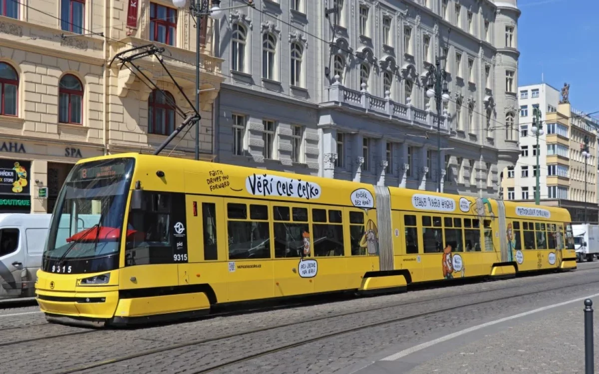 Прага көшелерінде ерекше трамвай жүре бастады